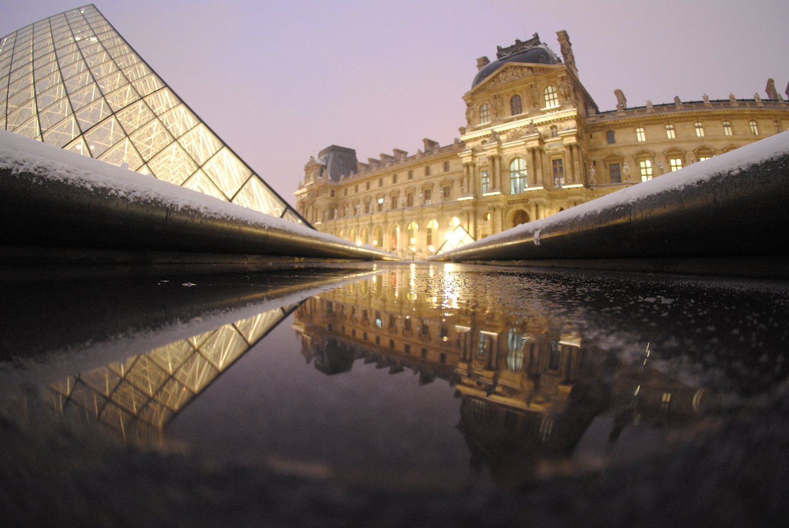 Le Louvre sous la neige