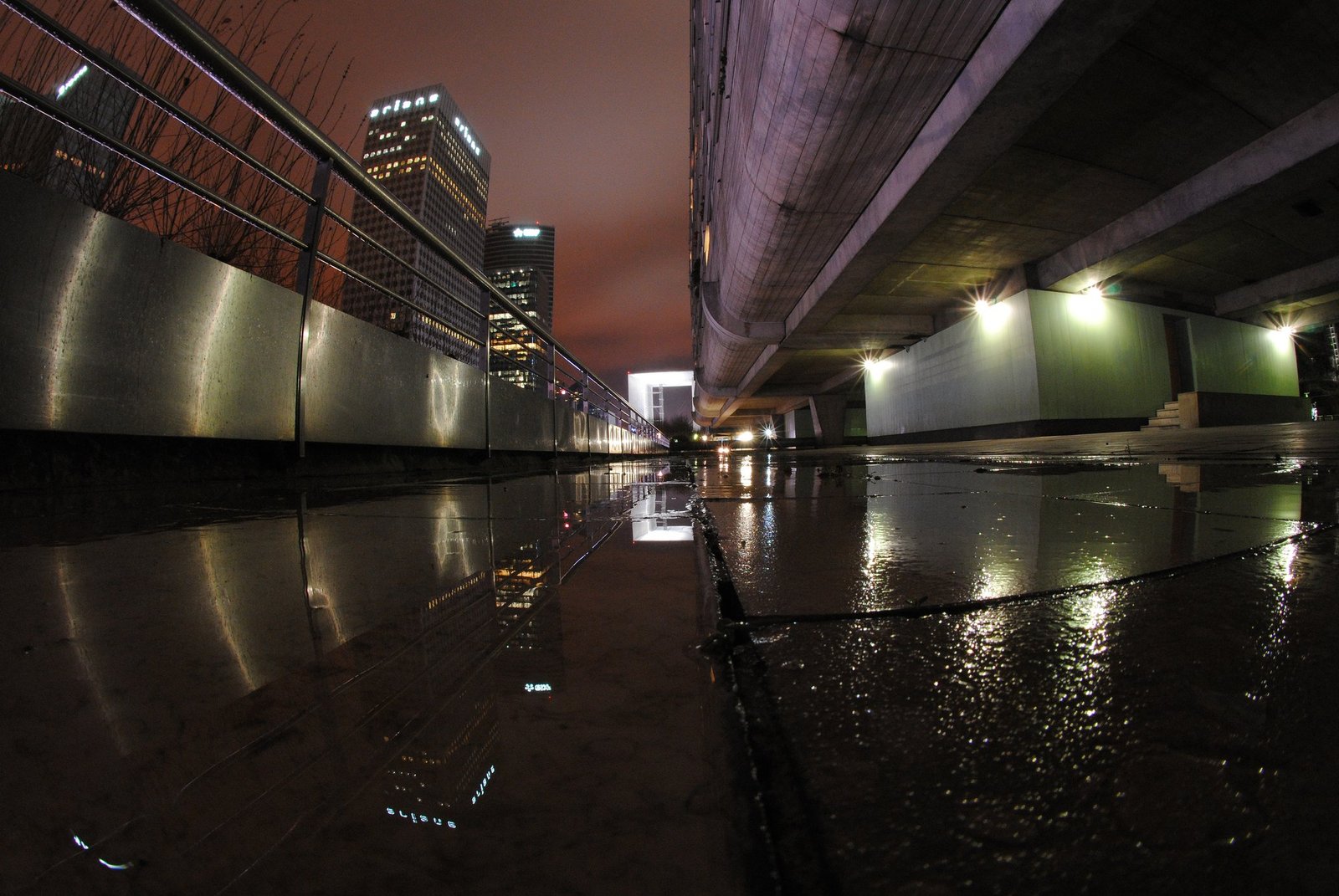 Paris — La Défense, photographie de reflets urbains signée Isabelle Schmitt